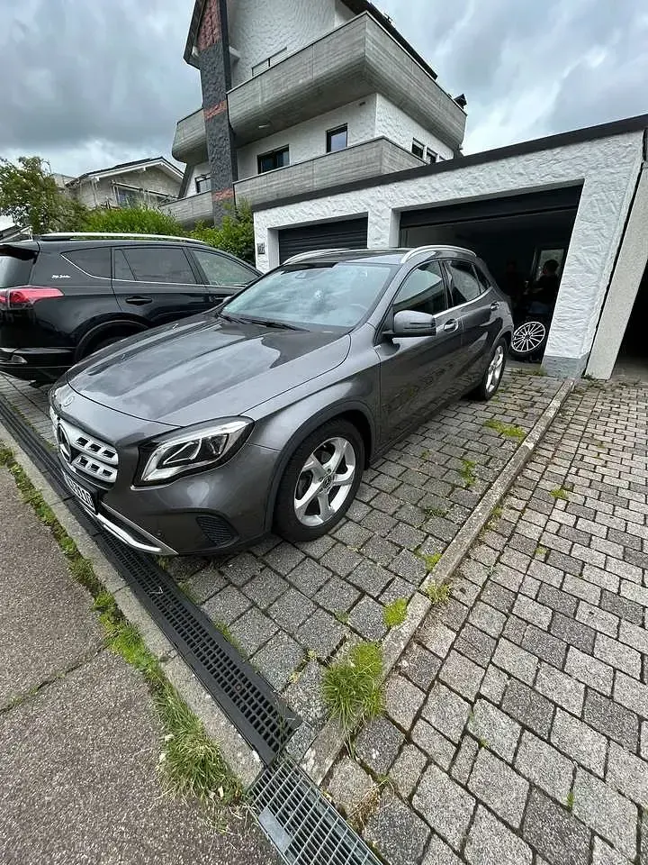 Gebraucht Mercedes GLA200 156 PS (114 kW) 2019 Grau SUV