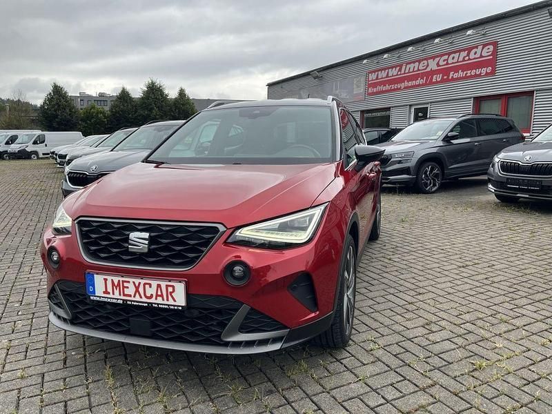Rot met. / dach schwarz (metallic) Gebraucht 2023 Seat Arona FR SUV | 23.989 € (Fairer Preis) - Bild 1/4