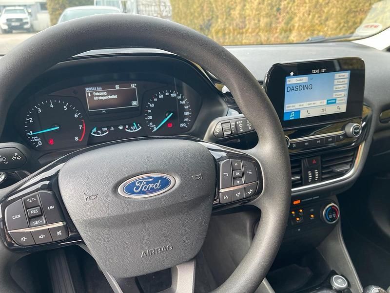 Gebraucht Ford Fiesta 71 PS (52 kW) 2018 Weiß Kleinwagen