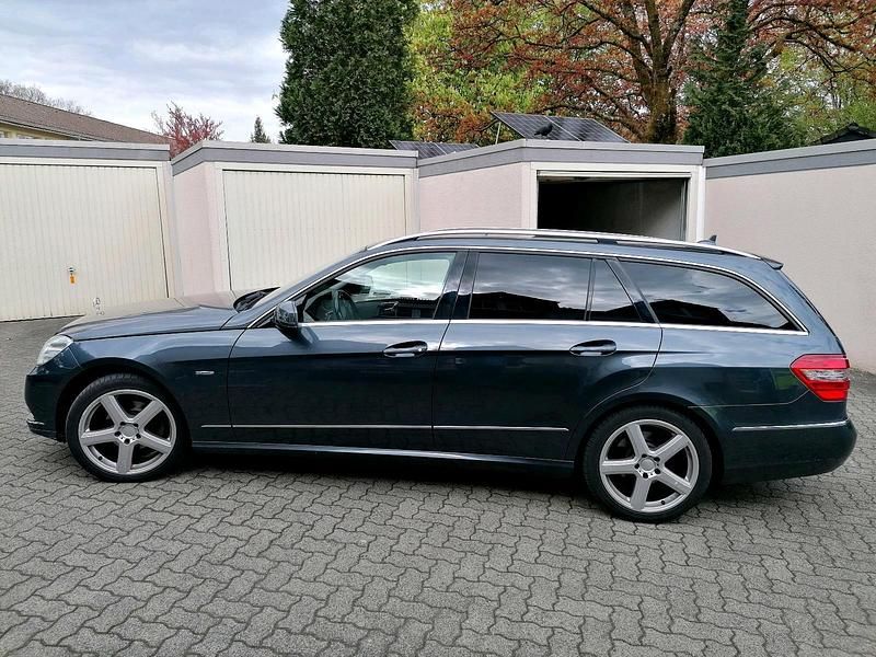 Używany Mercedes E220 170 KM (125 kW) 2011 Szary Kombi