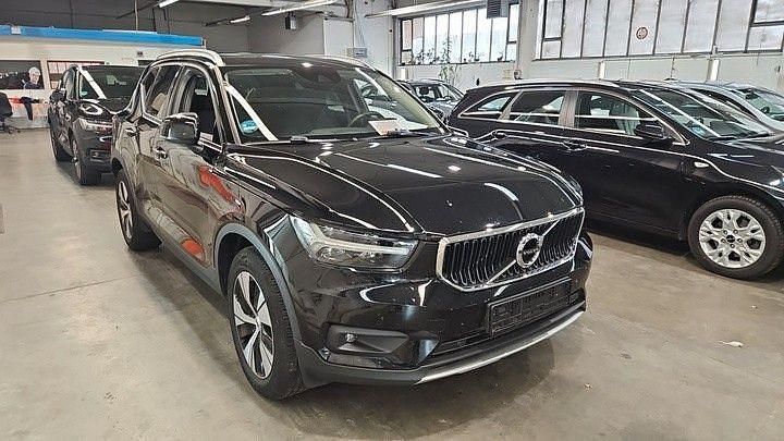 Schwarz Gebraucht 2021 Volvo XC40 Momentum SUV | 26.900 € (Fairer Preis) - Bild 1/4