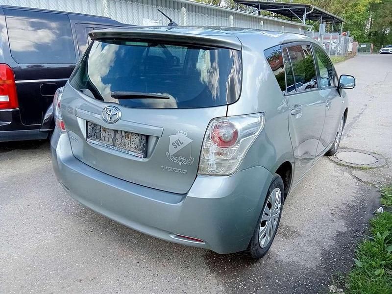 Gebraucht Toyota Verso Basis 126 PS (92 kW) 2012 Grey metallic Van / Kleinbus