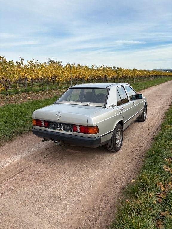 Gebraucht Mercedes 190 122 PS (89 kW) 1983 Silber Limousine