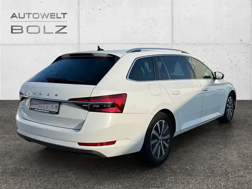 Gebraucht Skoda Superb 150 PS (110 kW) 2023 Weiss Kombi