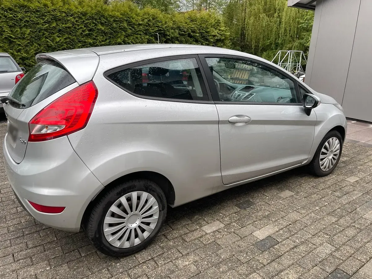 Usata Ford Fiesta 60 CV (44 kW) 2010 Argento Utilitaria
