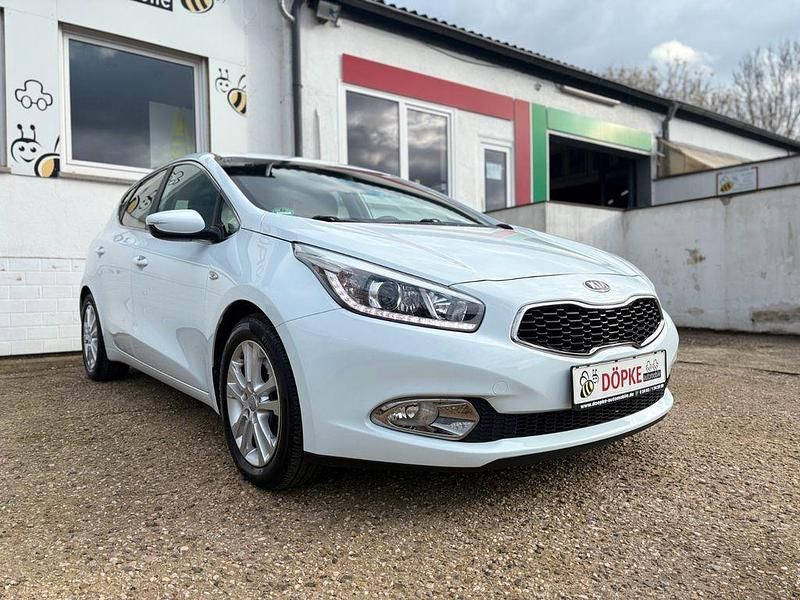 Gebraucht Kia Ceed 99 PS (72 kW) 2015 Weiß Kleinwagen
