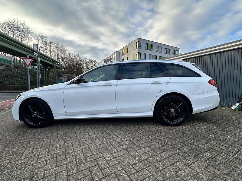 Gebraucht Mercedes E220 AMG 194 PS (142 kW) 2018 Weiß Limousine