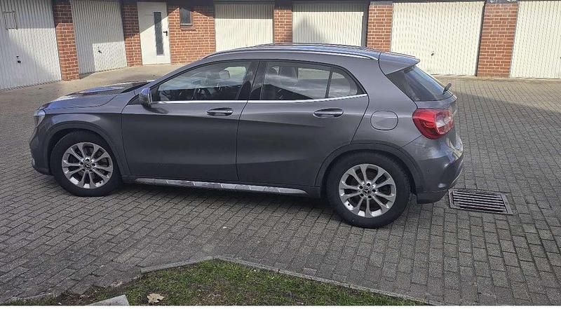 Gebraucht Mercedes GLA220 175 PS (128 kW) 2019 Grau SUV