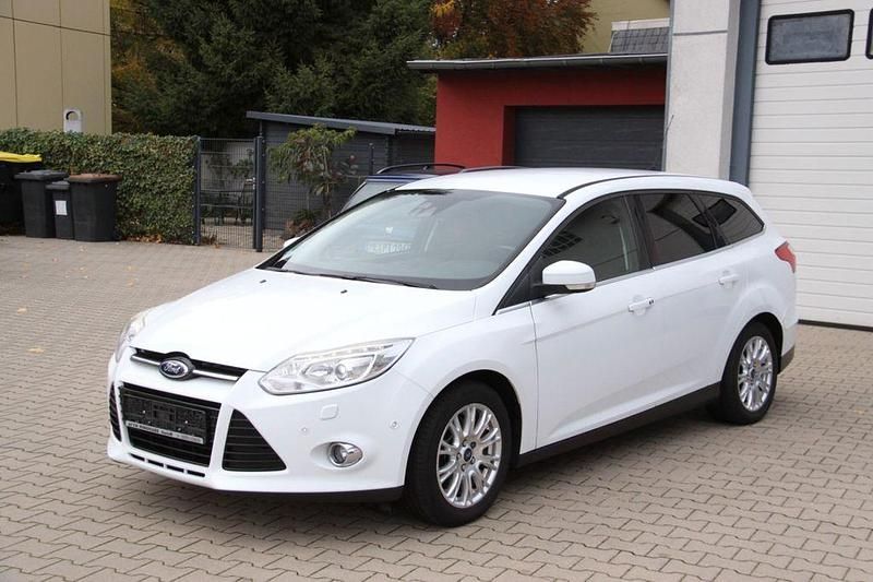 Weiß Gebraucht 2011 Ford Focus Titanium Limousine | 6.450 € (Fairer Preis) - Bild 1/4