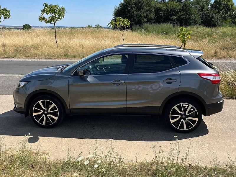 Grau Gebraucht 2015 Nissan Qashqai Tekna SUV | 10.700 € (Fairer Preis) - Bild 1/4