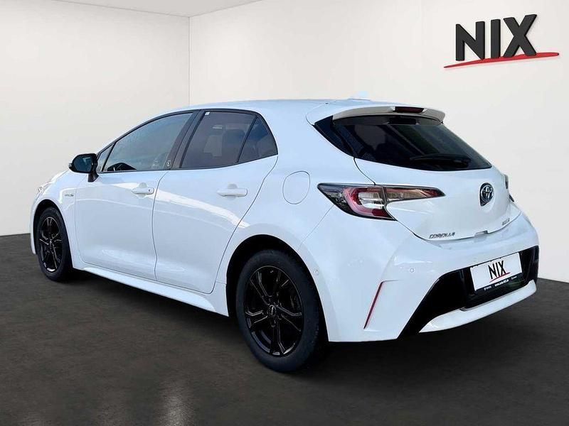 Gebraucht Toyota Corolla Hybrid Team 122 PS (89 kW) 2021 Weiß Limousine
