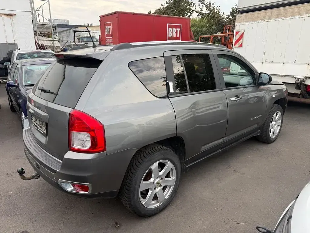 Gebraucht Jeep Compass Sport 156 PS (114 kW) 2013 Grau SUV