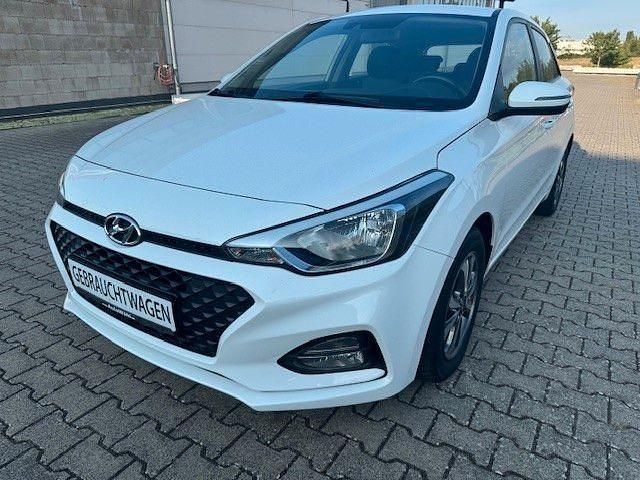 Weiß Gebraucht 2019 Hyundai i20 Style Limousine | 9.499 € (Guter Preis) - Bild 1/4