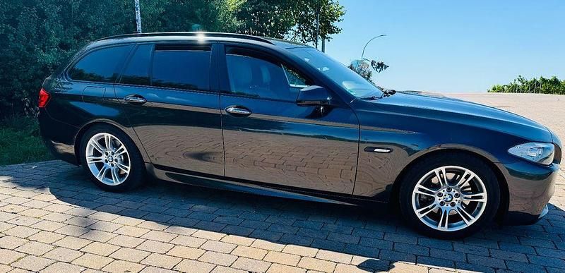 Schwarz Gebraucht 2011 BMW 520 M Sport Kombi | 15.999 € (Teuer) - Bild 1/4