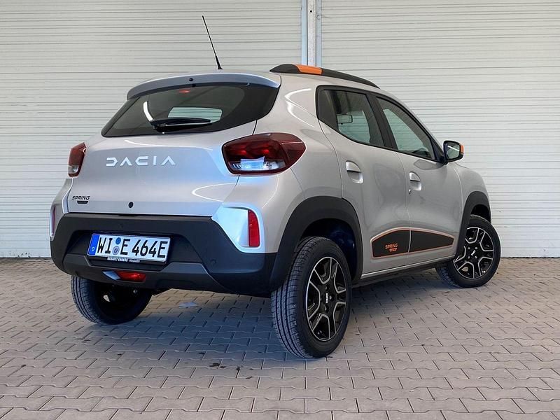 Lightninggrau (silber) Gebraucht 2023 Dacia Spring Essentiel Kleinwagen | 14.480 € - Bild 1/4