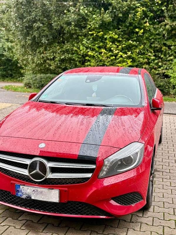 Gebraucht Mercedes A180 122 PS (89 kW) 2013 Rot Kleinwagen