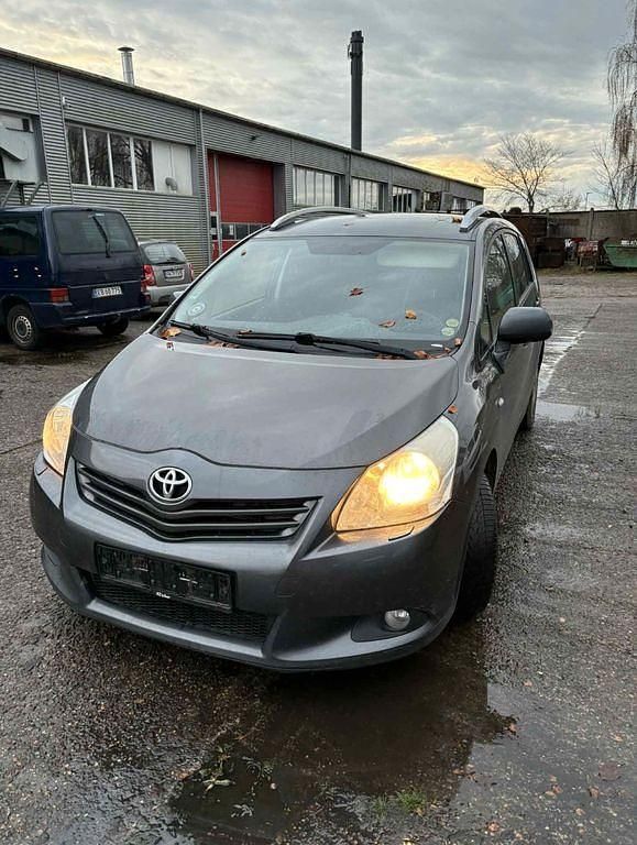 Gebraucht Toyota Sportsvan 126 PS (92 kW) 2011 Van / Kleinbus