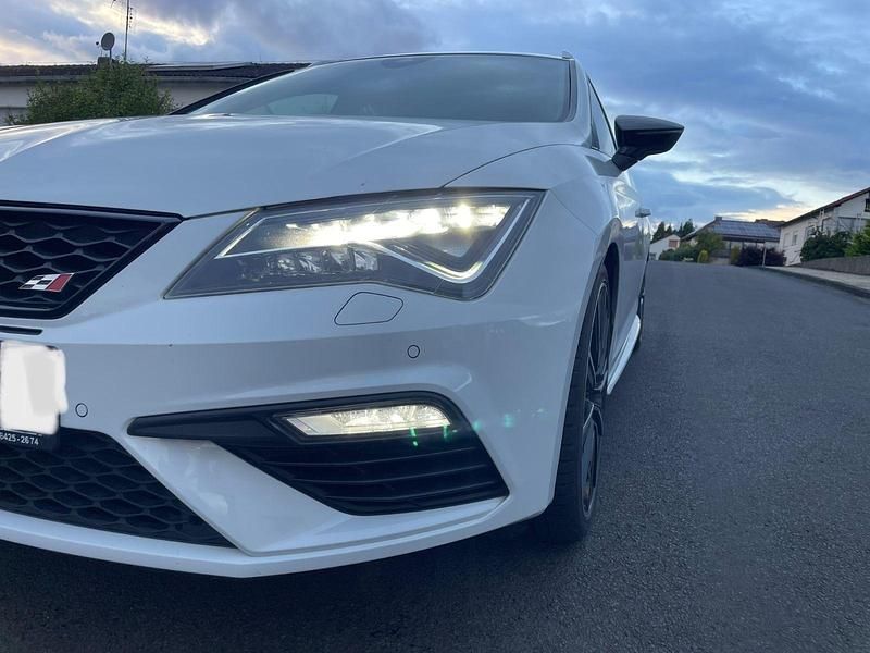 Weiß Gebraucht 2018 Cupra Leon Kombi | 22.750 € (Fairer Preis) - Bild 1/4
