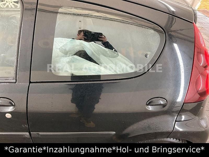 Gebraucht Peugeot 107 Active 68 PS (50 kW) 2012 Schwarz Kleinwagen