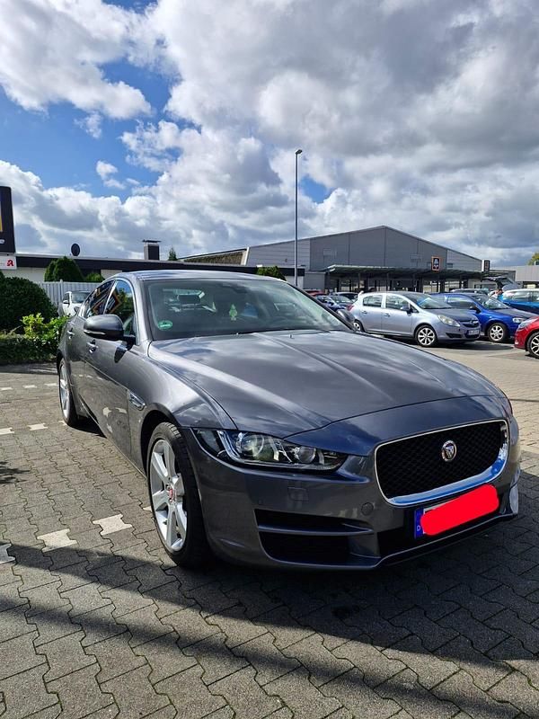 Gebraucht Jaguar XE Prestige 179 PS (131 kW) 2016 Grau Limousine
