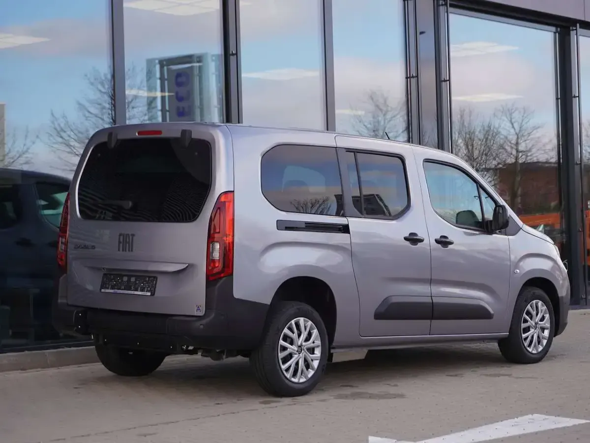 Neu Fiat Doblò 131 PS (96 kW) 2026 Silber Van / Kleinbus