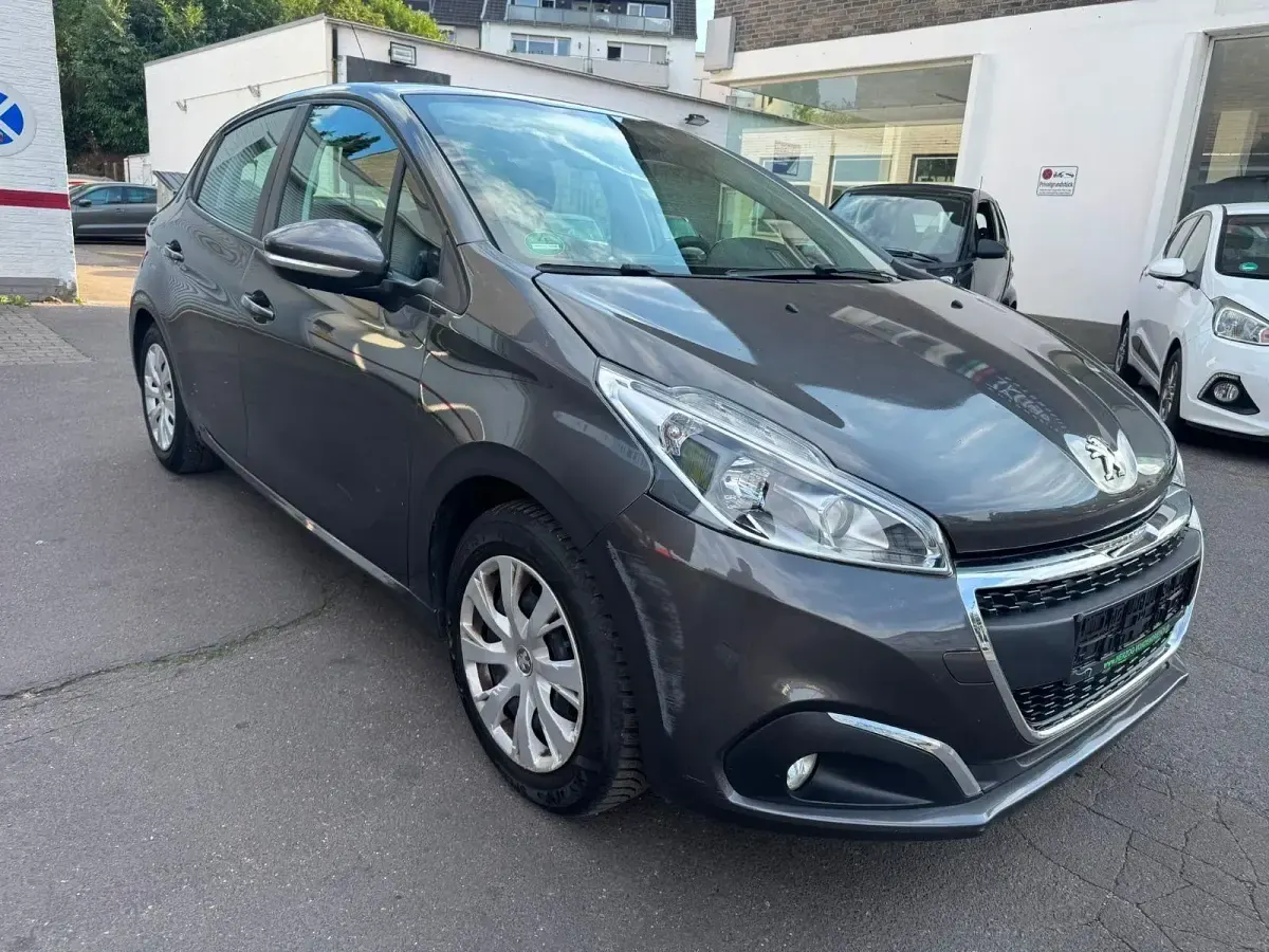 Gebraucht Peugeot 208 Active 82 PS (60 kW) 2018 Grau Kleinwagen
