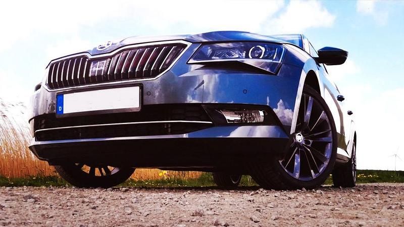 Grau Gebraucht 2019 Skoda Superb Style Limousine | 18.800 € (Fairer Preis) - Bild 1/4