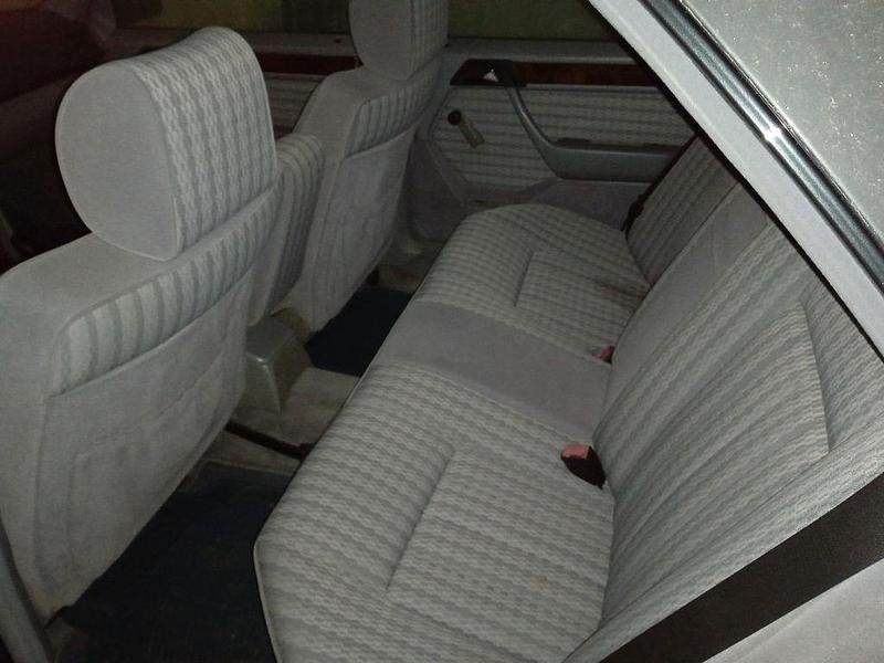 Gebraucht Mercedes 200 160 PS (117 kW) 1992 Schwarz Limousine