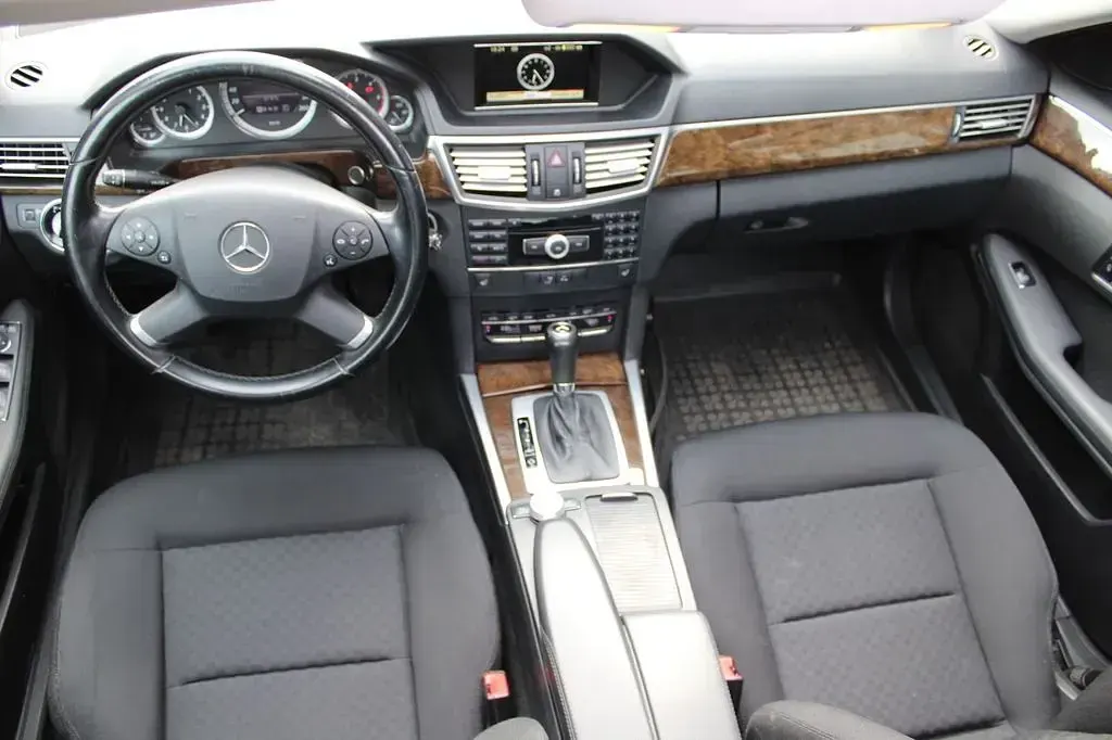 Gebraucht Mercedes E200 Classic 136 PS (100 kW) 2010 Grau Limousine