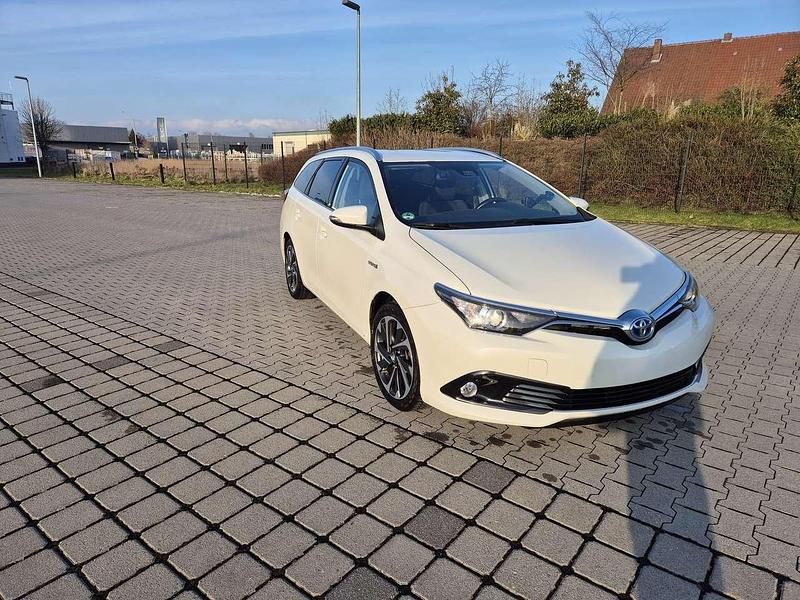 Gebraucht Toyota Auris Hybrid 135 PS (99 kW) 2016 Weiß Kombi