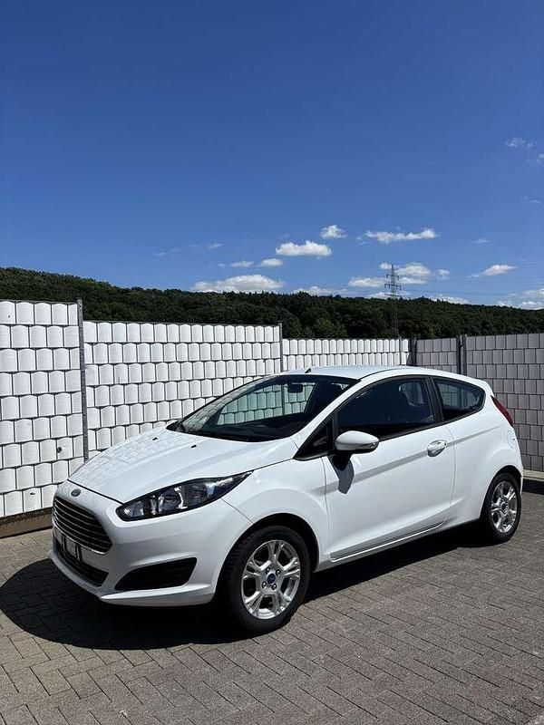 Weiß Gebraucht 2013 Ford Fiesta Trend Kleinwagen | 5.700 € (Fairer Preis) - Bild 1/4