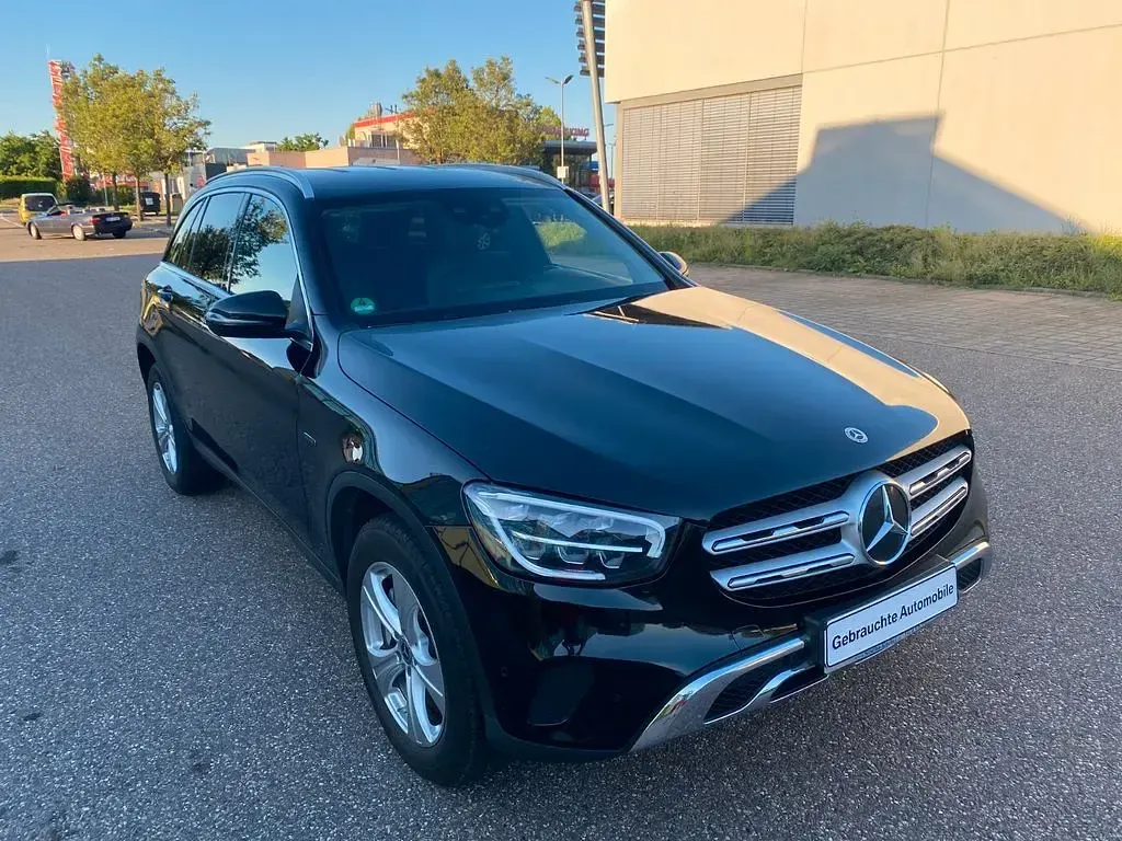 Gebraucht Mercedes GLC300e 194 PS (142 kW) 2021 Schwarz Limousine