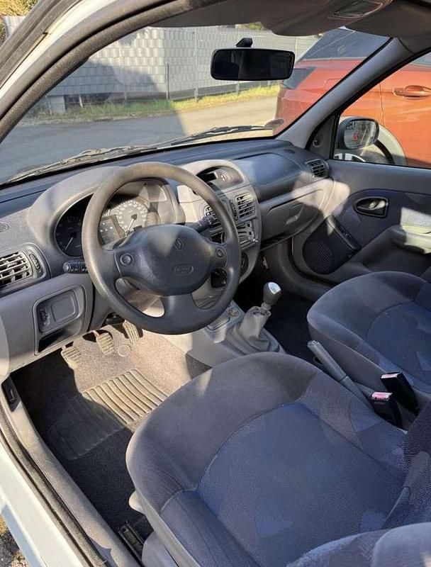 Gebraucht Renault Clio II 75 PS (55 kW) 2000 Silber Kleinwagen
