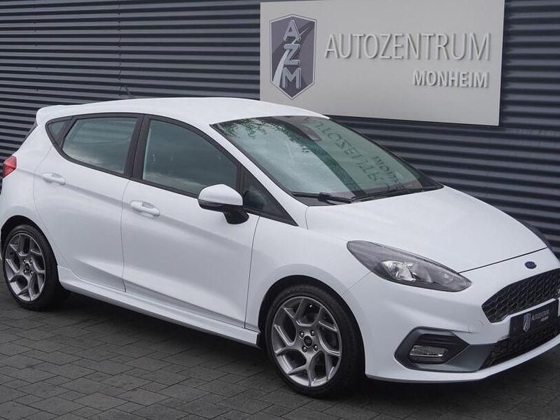 Gebraucht Ford Fiesta Ambiente 200 PS (147 kW) 2018 Sonderlackierung frostweiß Kleinwagen
