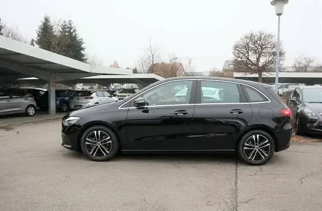 Gebraucht Mercedes B200 Style 163 PS (119 kW) 2023 Schwarz Kleinwagen