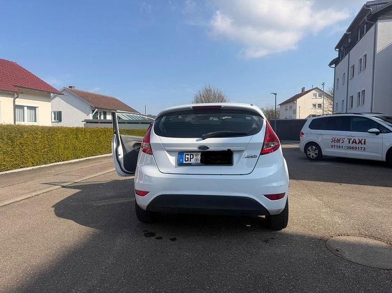 Gebraucht Ford Fiesta Trend 60 PS (44 kW) 2012 Weiß Kleinwagen