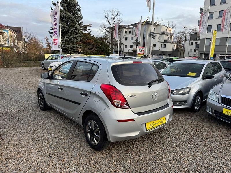 Gebraucht Hyundai i20 Edition 86 PS (63 kW) 2013 Silber Kleinwagen