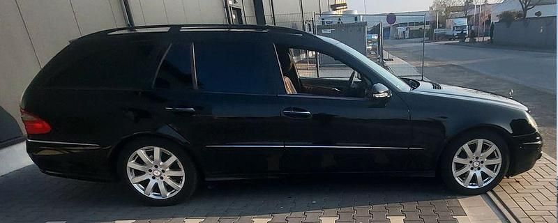 Gebraucht Mercedes E320 Avantgarde 224 PS (164 kW) 2007 Schwarz Limousine