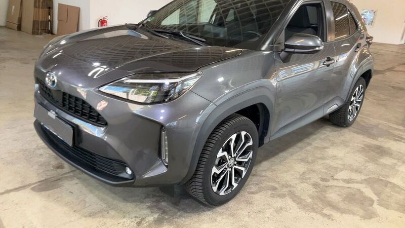 Grau Gebraucht 2021 Toyota Yaris Cross Team SUV | 19.500 € (Superpreis) - Bild 1/4