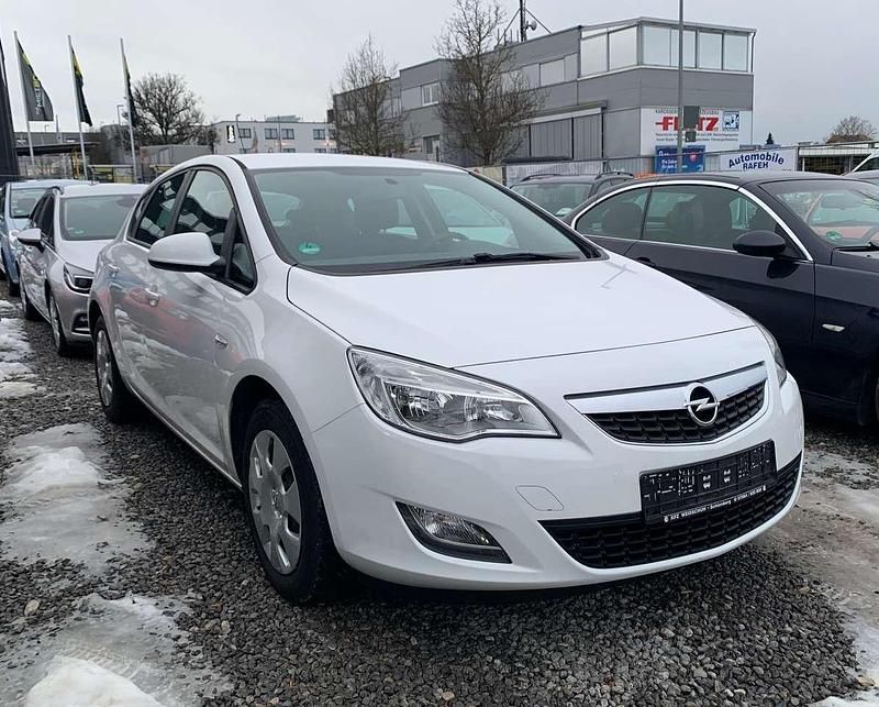 Gebraucht Opel Astra Sport 101 PS (74 kW) 2011 Weiß Limousine