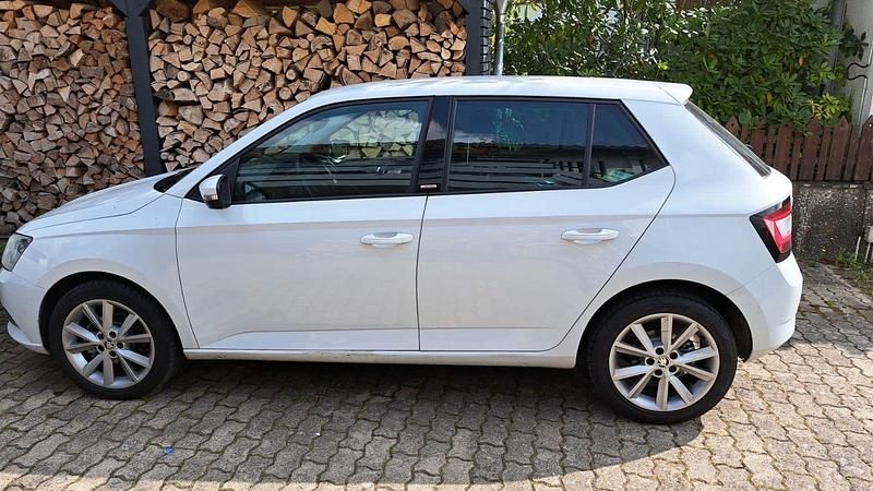 Gebraucht Skoda Fabia Joy 90 PS (66 kW) 2016 Weiß Limousine