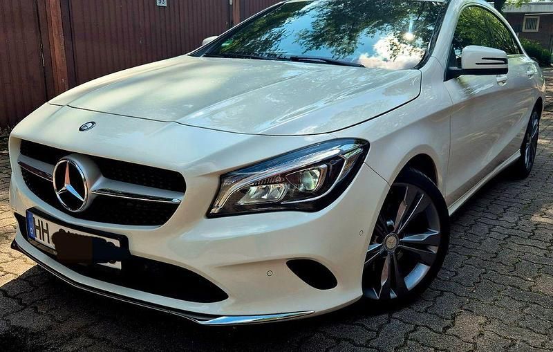 Weiß Gebraucht 2016 Mercedes CLA180 Urban Limousine | 18.000 € (Fairer Preis) - Bild 1/4