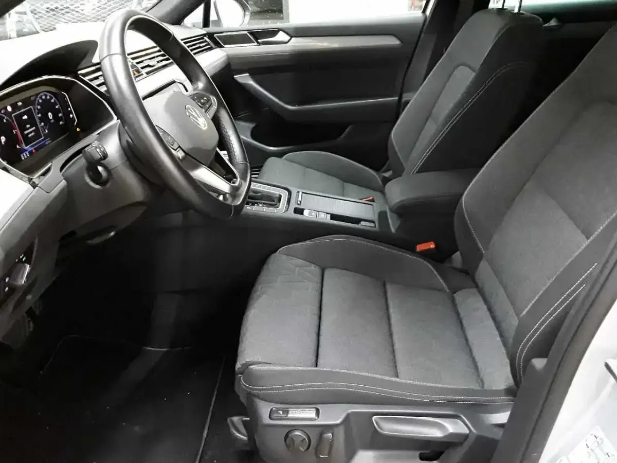 Gebraucht VW Passat Business 150 PS (110 kW) 2023 Scale silver metallic Kombi