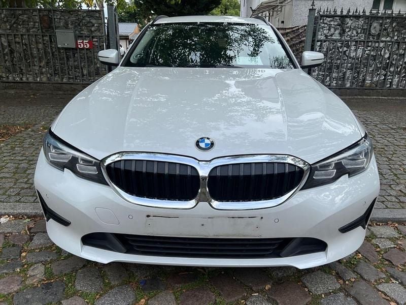 Weiß Gebraucht 2021 BMW 320 Advantage Kombi | 15.999 € (Guter Preis) - Bild 1/4