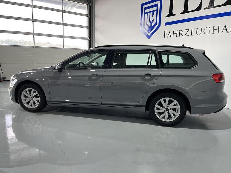 Gebraucht VW Passat 150 PS (110 kW) 2023 Grau Kombi