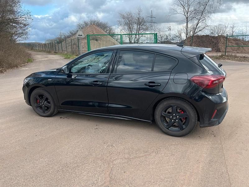 Gebraucht Ford Focus ST-Line 125 PS (91 kW) 2023 Schwarz Limousine