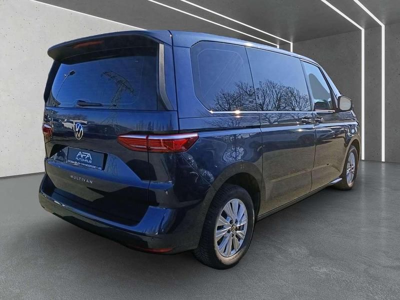 Second-hand VW Multivan Life 150 CP (110 kW) 2023 Albastru Monovolum