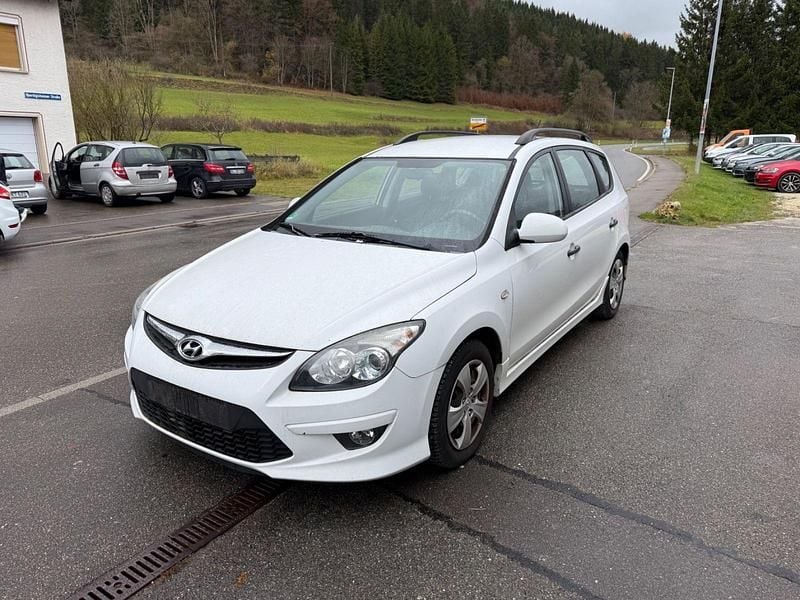 Weiß Gebraucht 2011 Hyundai i30 Kombi | 1.700 € (Superpreis) - Bild 1/4