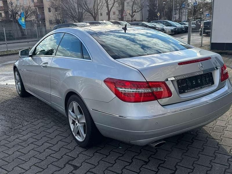 Gebraucht Mercedes E200 184 PS (135 kW) 2011 Iridiumsilber  metalliclack Coupé