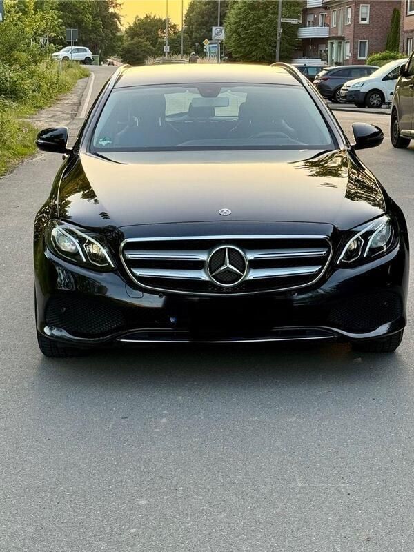 Schwarz Gebraucht 2017 Mercedes E200 Avantgarde Kombi | 19.900 € (Guter Preis) - Bild 1/4